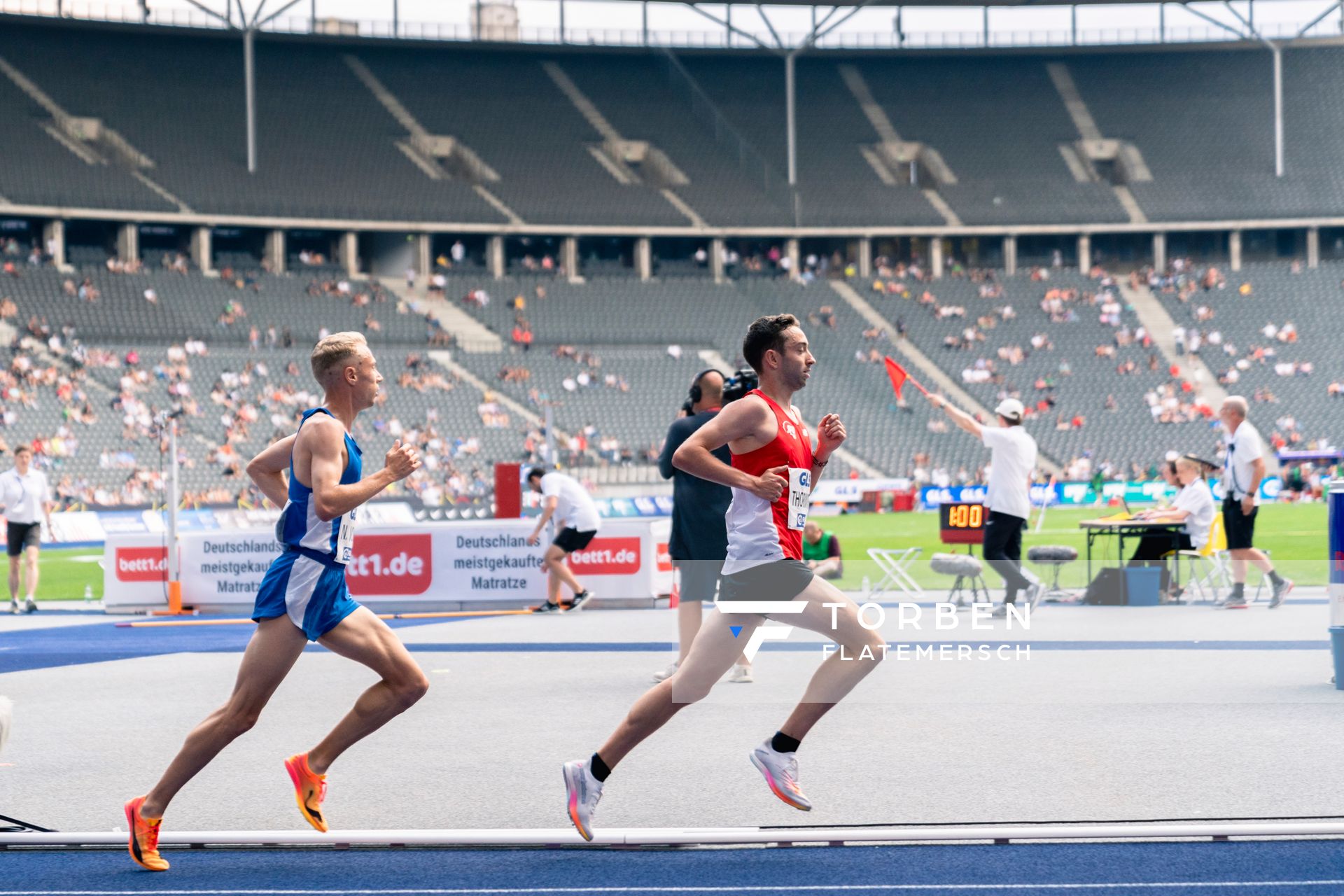 Maximilian Thorwirth (SFD 75 Duesseldorf-Süd) vor Nils Voigt (TV Wattenscheid 01) waehrend der deutschen Leichtathletik-Meisterschaften im Olympiastadion am 25.06.2022 in Berlin